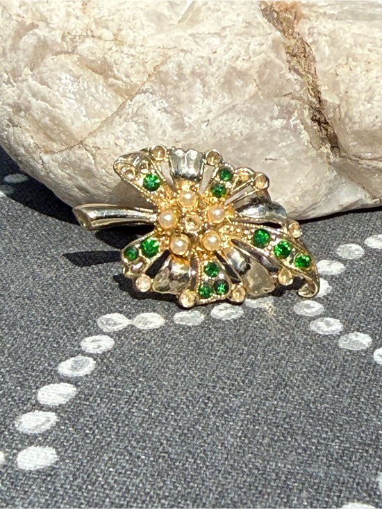 caro designs Jewelry - Vintage "Caro Des.",1950's MId Century Leaf Green Crystal Pearl Brooch